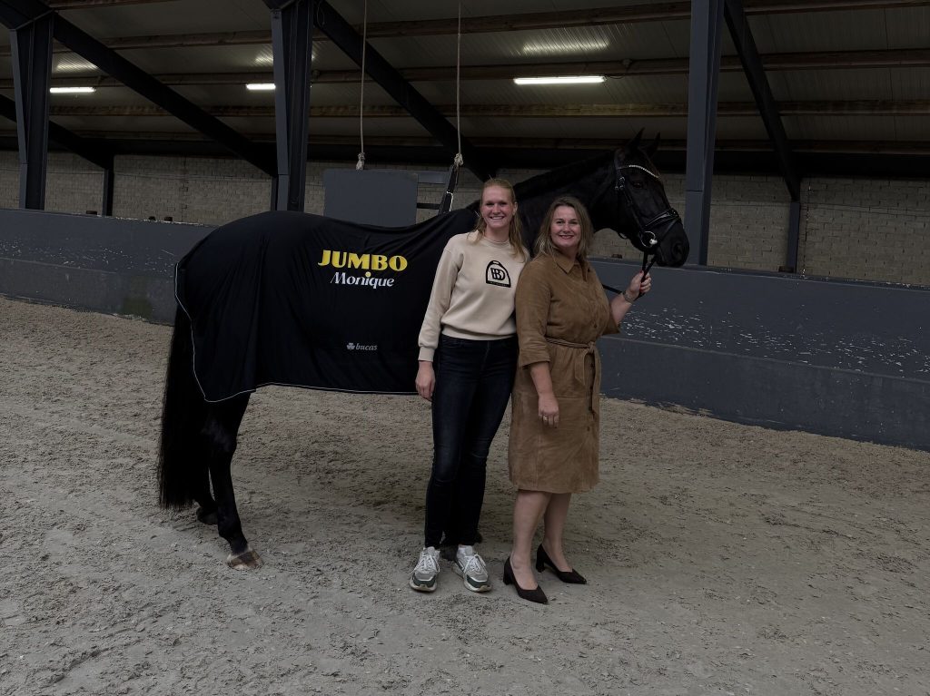 Tante Monique, sponsor jij ook weleens paardensport?